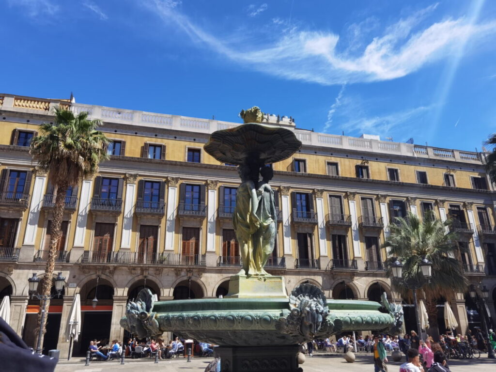 Der gußeiserne Brunnen der Drei Grazien 