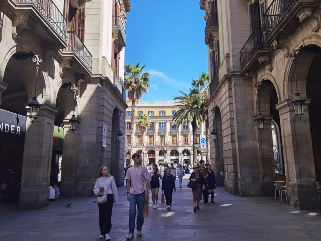 Du siehst die Plaça Reial von den Ramblas aus