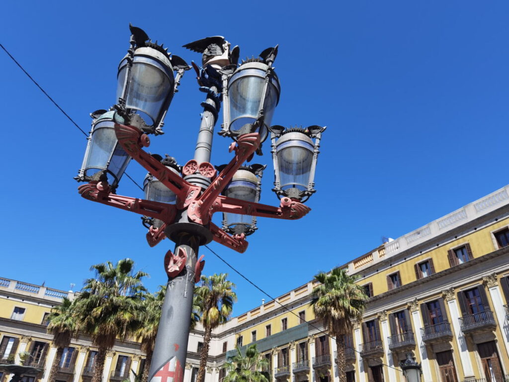 Die behelmten Straßenlaternen auf der Plaça Reial