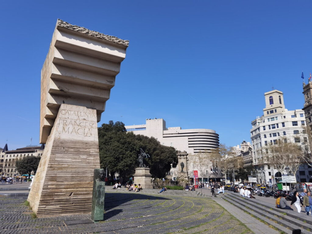 Plaça de Catalunya mit den Kunstwerken - auch unten in der U-Bahn Station