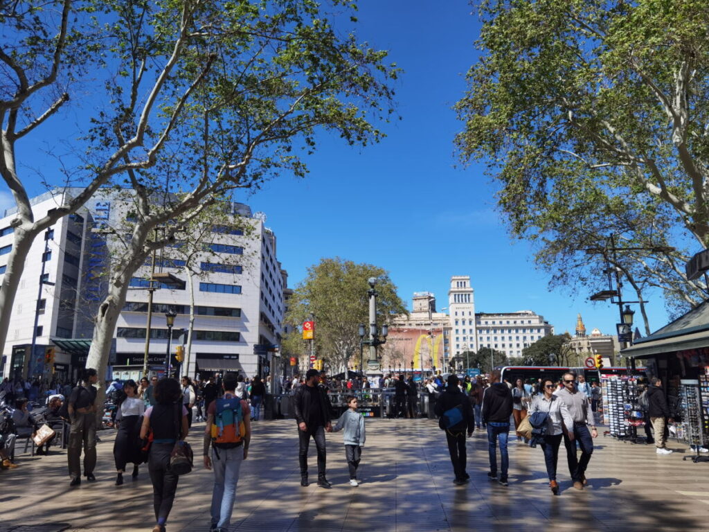 An der Plaça de Catalunya beginnen die Ramblas